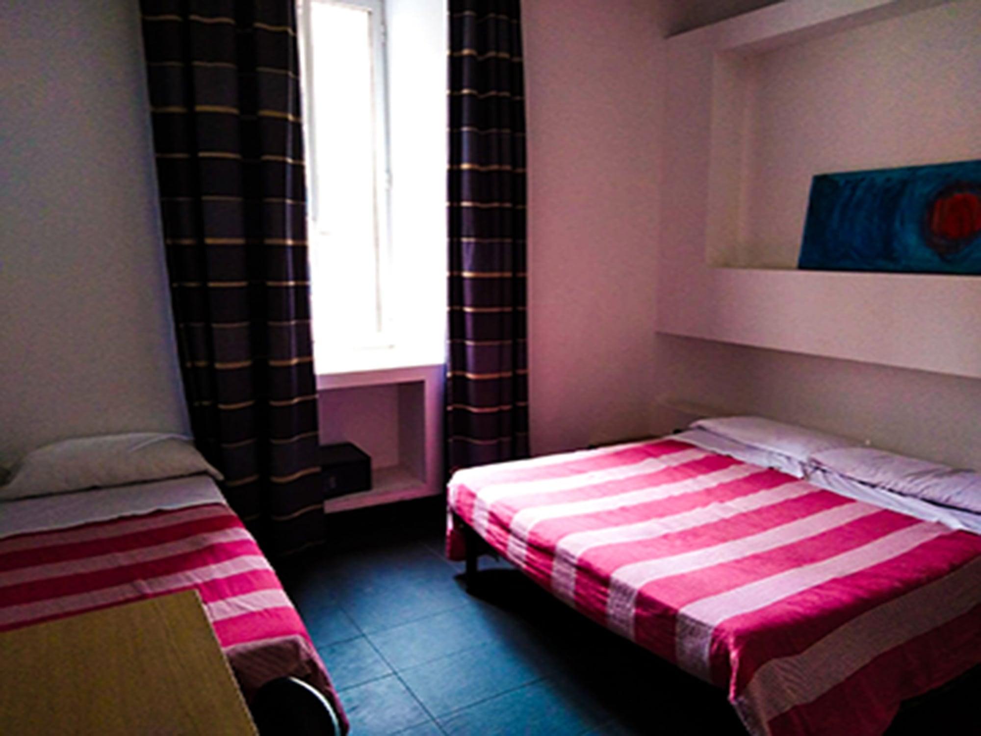 M&J Place Hostel Рим Экстерьер фото