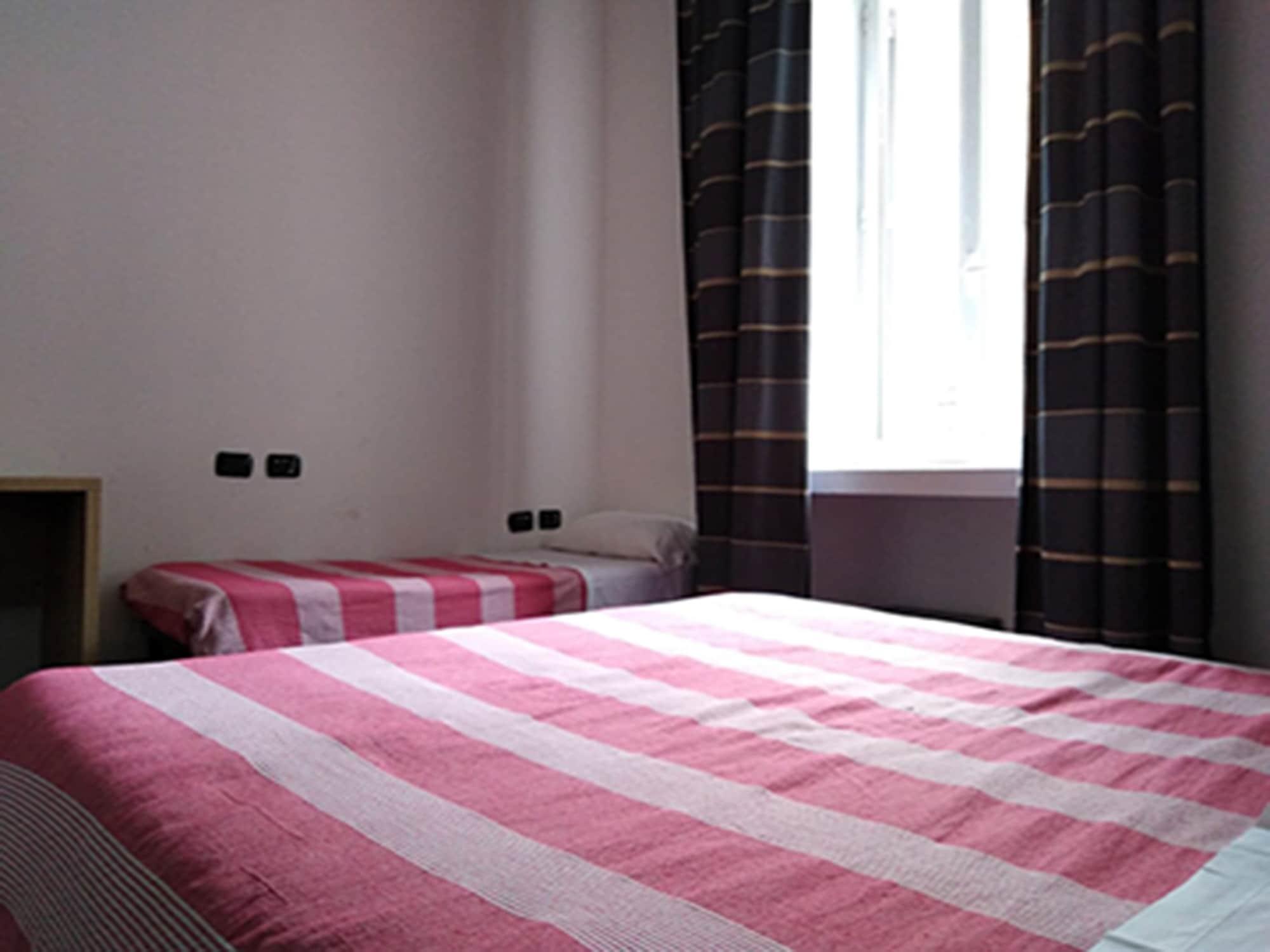 M&J Place Hostel Рим Экстерьер фото