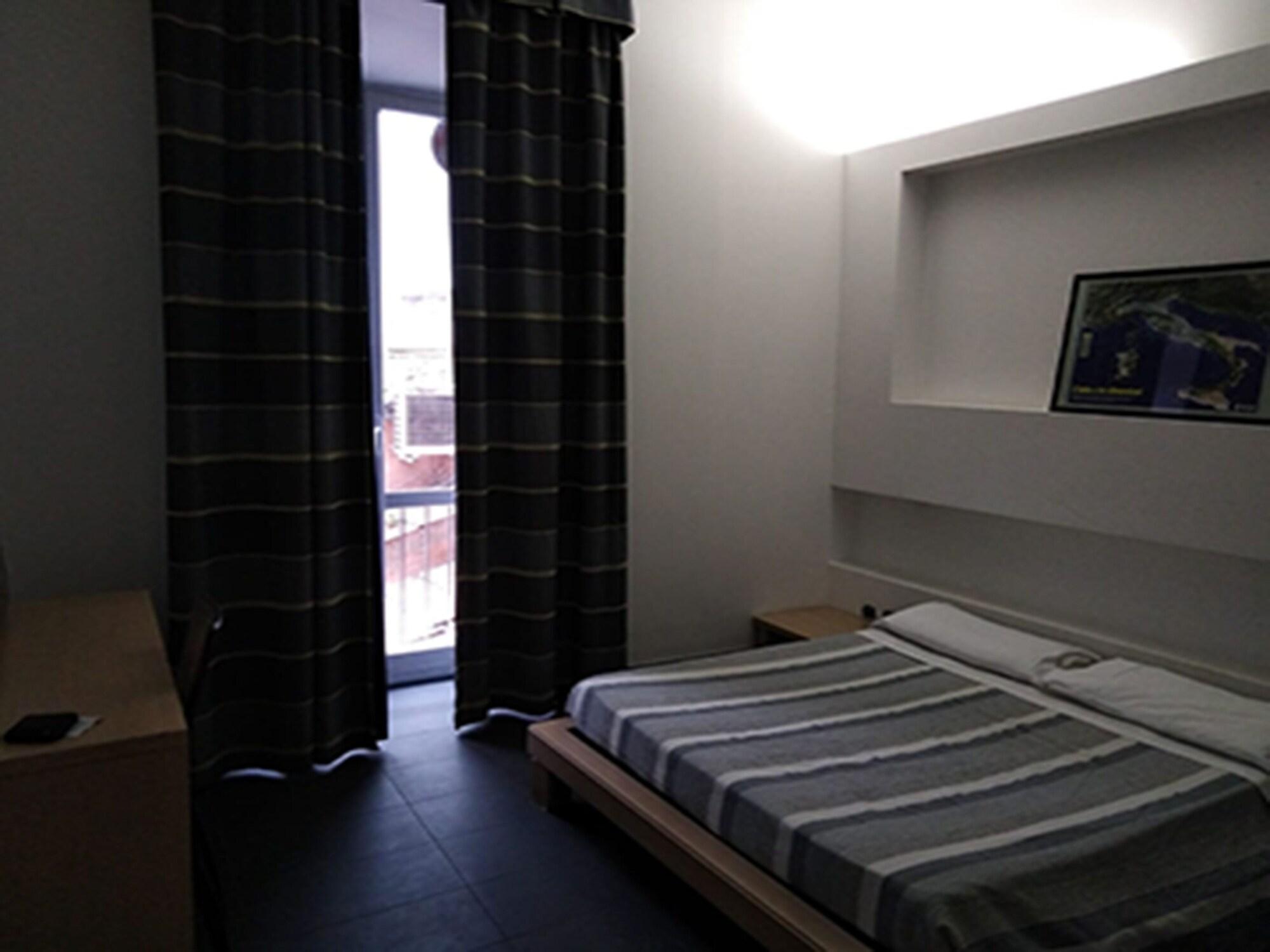 M&J Place Hostel Рим Экстерьер фото