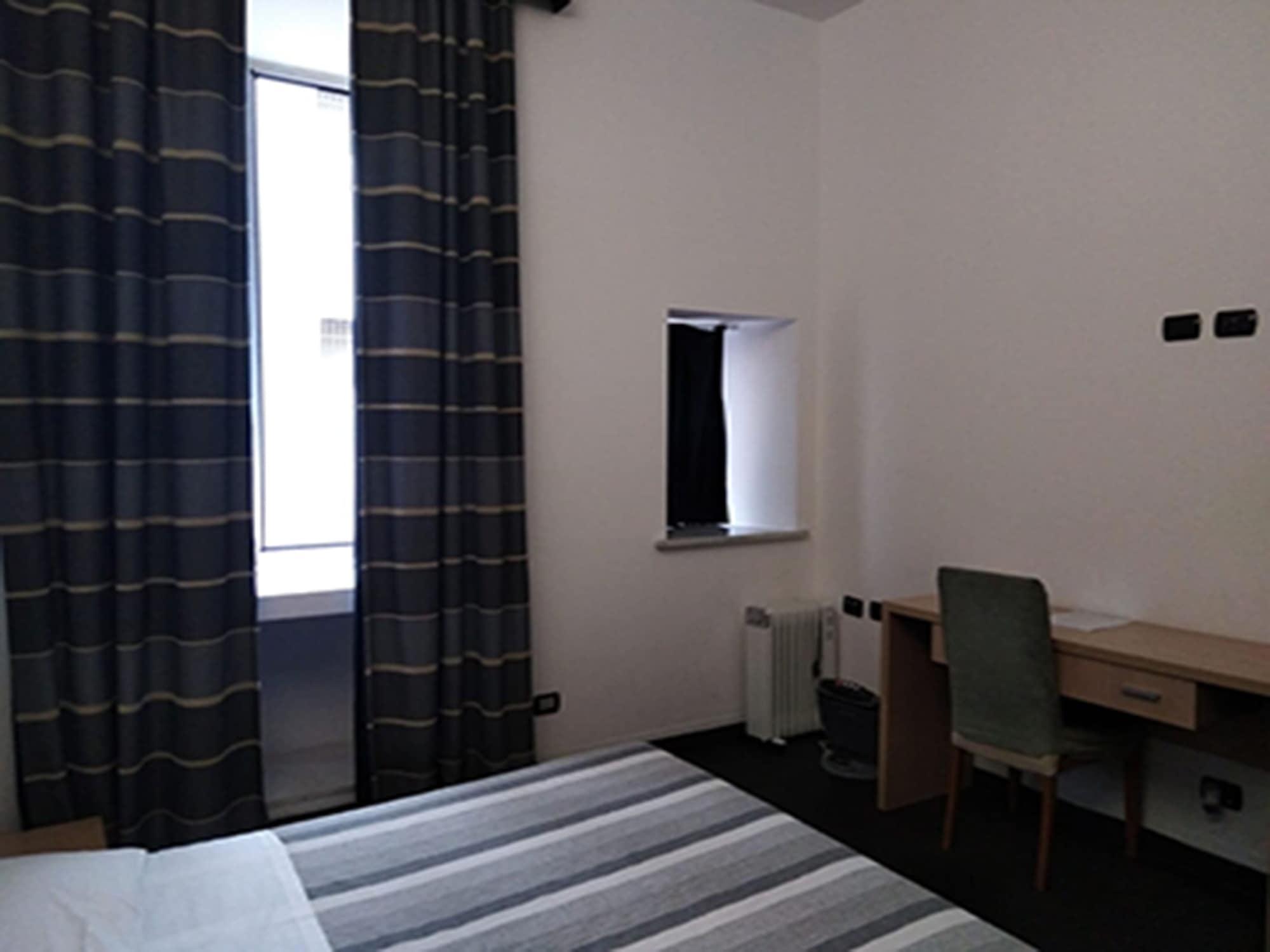 M&J Place Hostel Рим Экстерьер фото