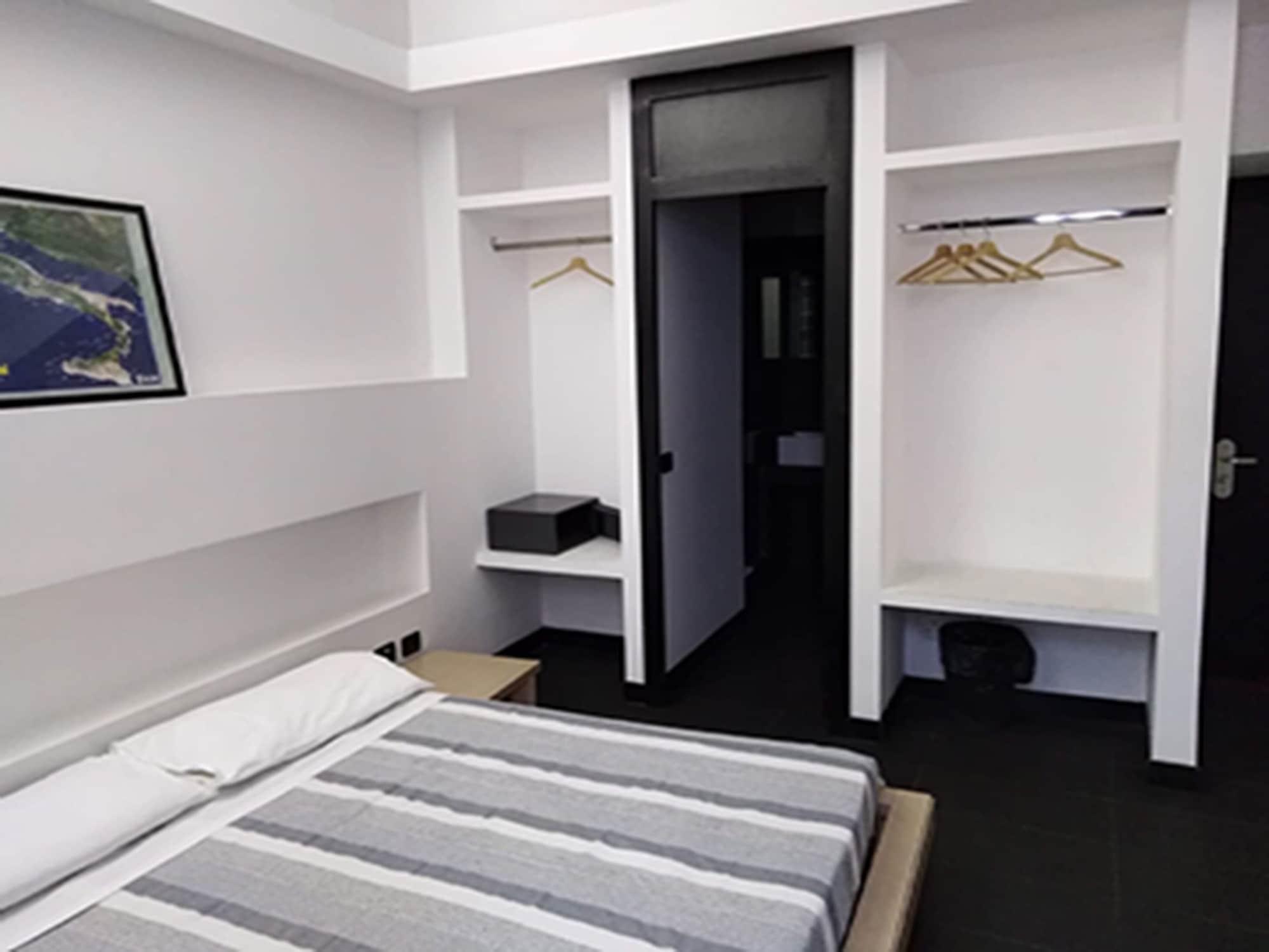 M&J Place Hostel Рим Экстерьер фото
