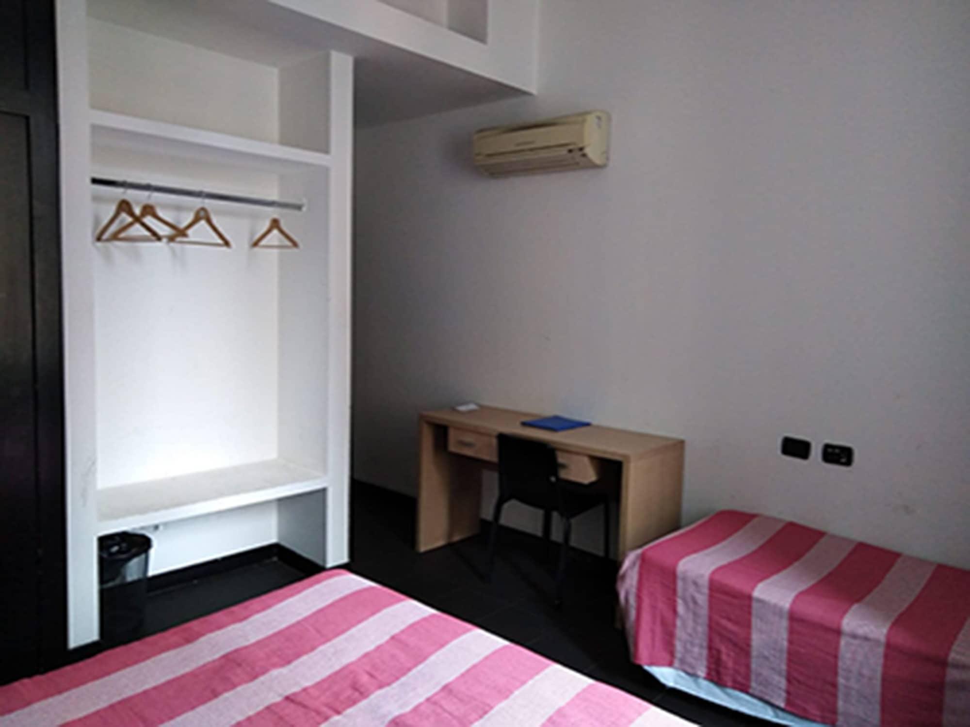 M&J Place Hostel Рим Экстерьер фото