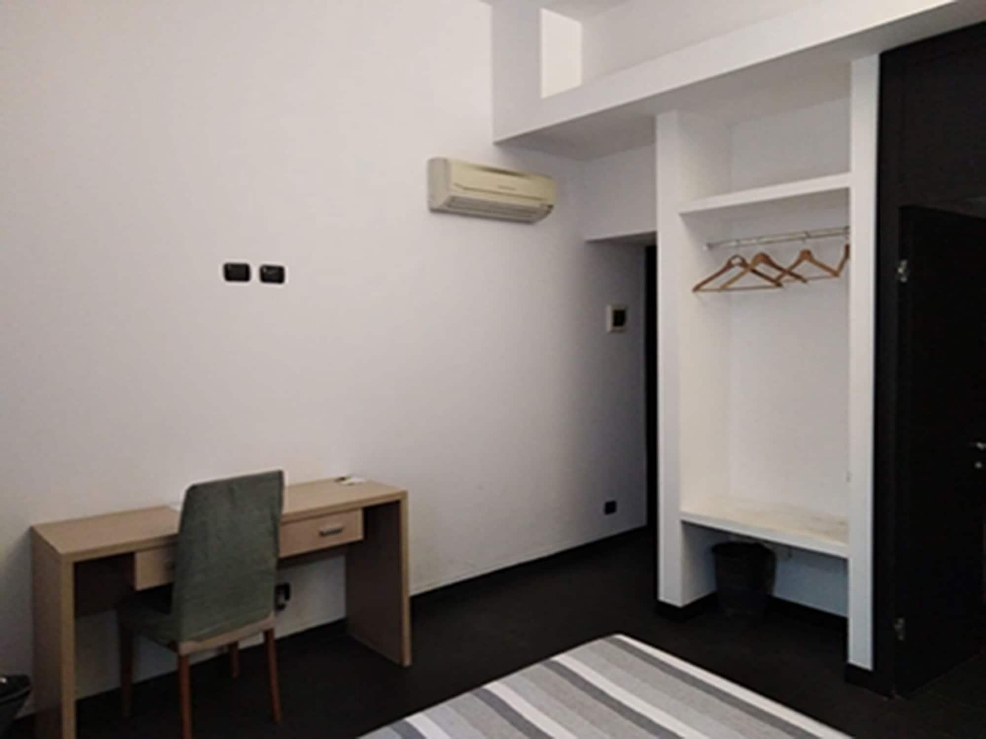 M&J Place Hostel Рим Экстерьер фото