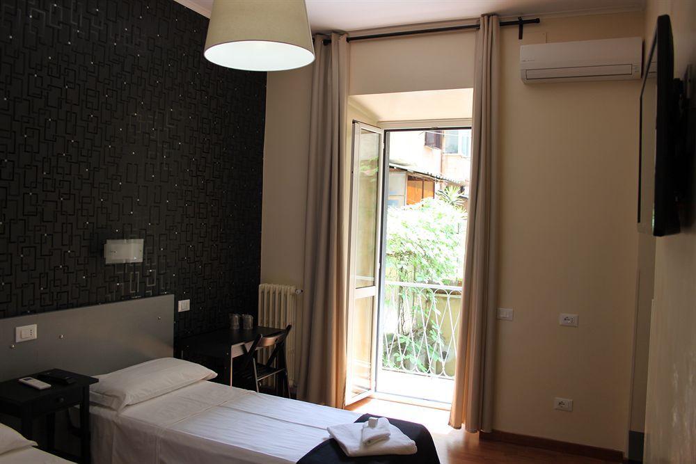 M&J Place Hostel Рим Экстерьер фото