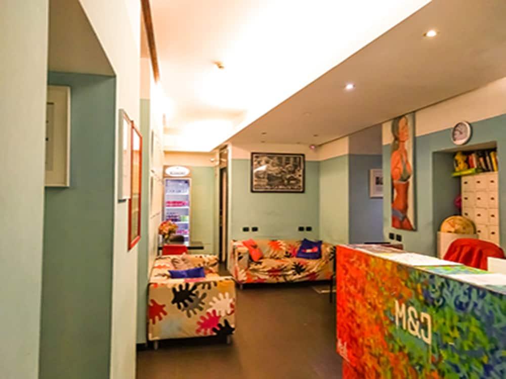 M&J Place Hostel Рим Экстерьер фото