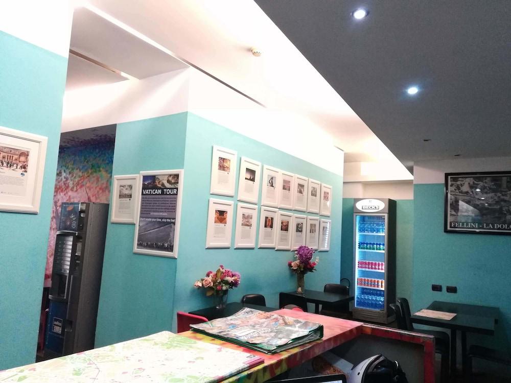 M&J Place Hostel Рим Экстерьер фото