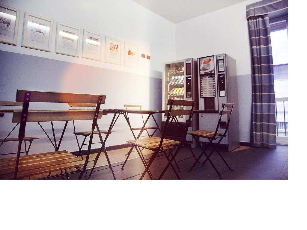 M&J Place Hostel Рим Экстерьер фото