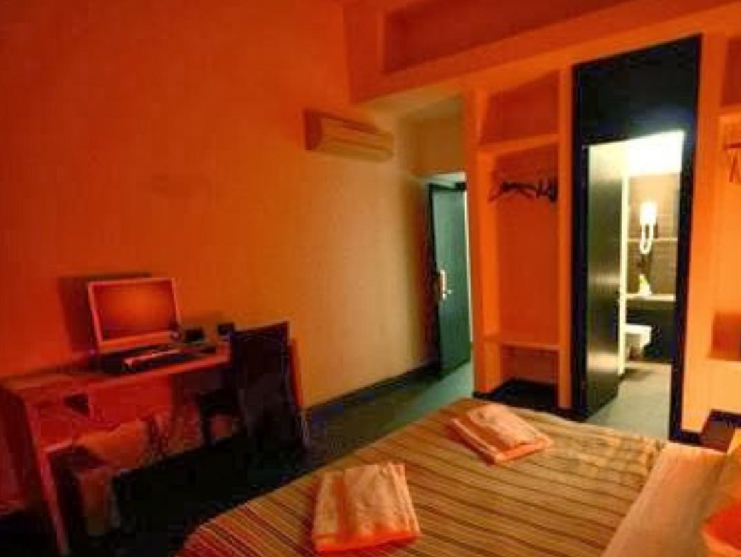 M&J Place Hostel Рим Экстерьер фото