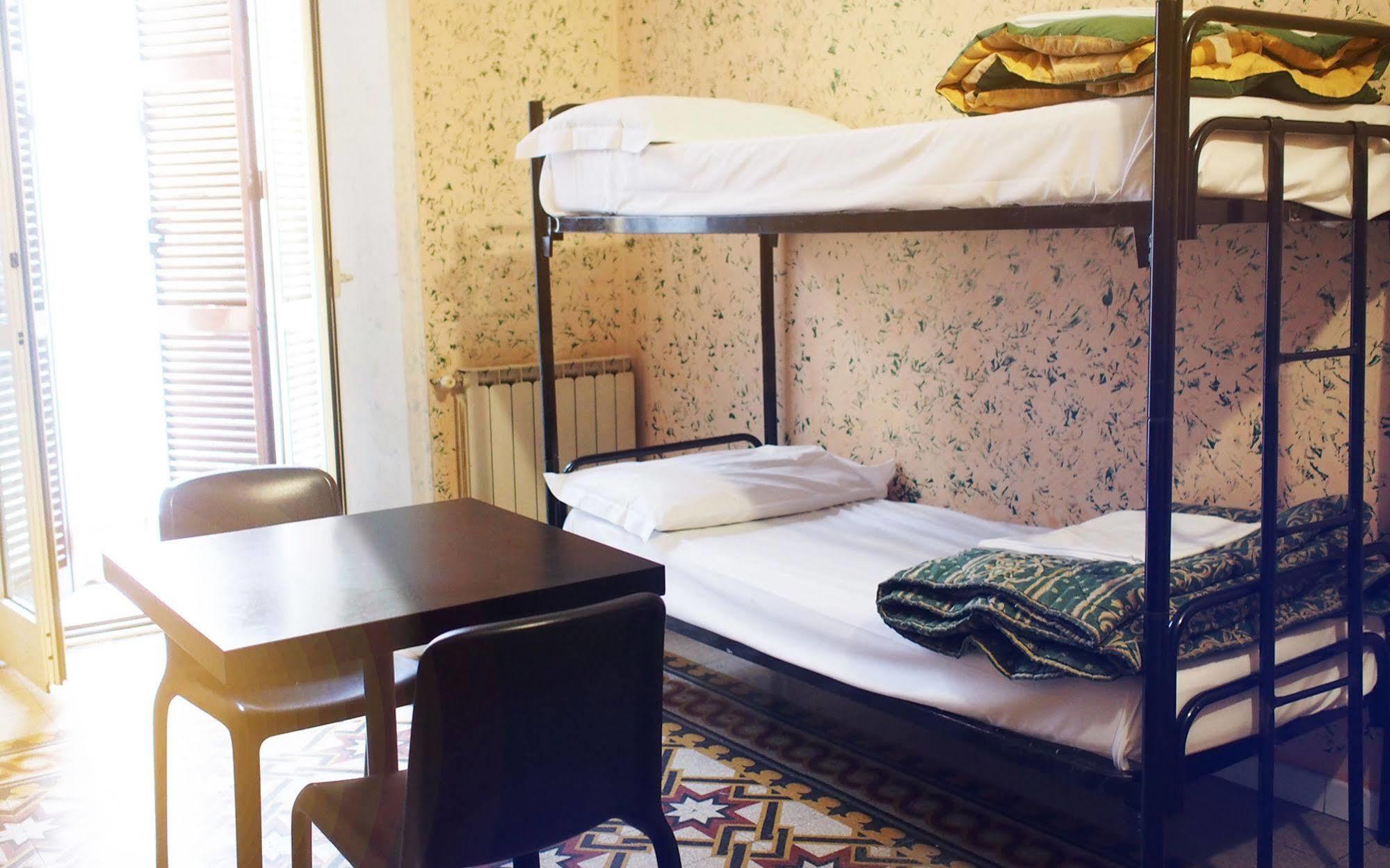 M&J Place Hostel Рим Экстерьер фото