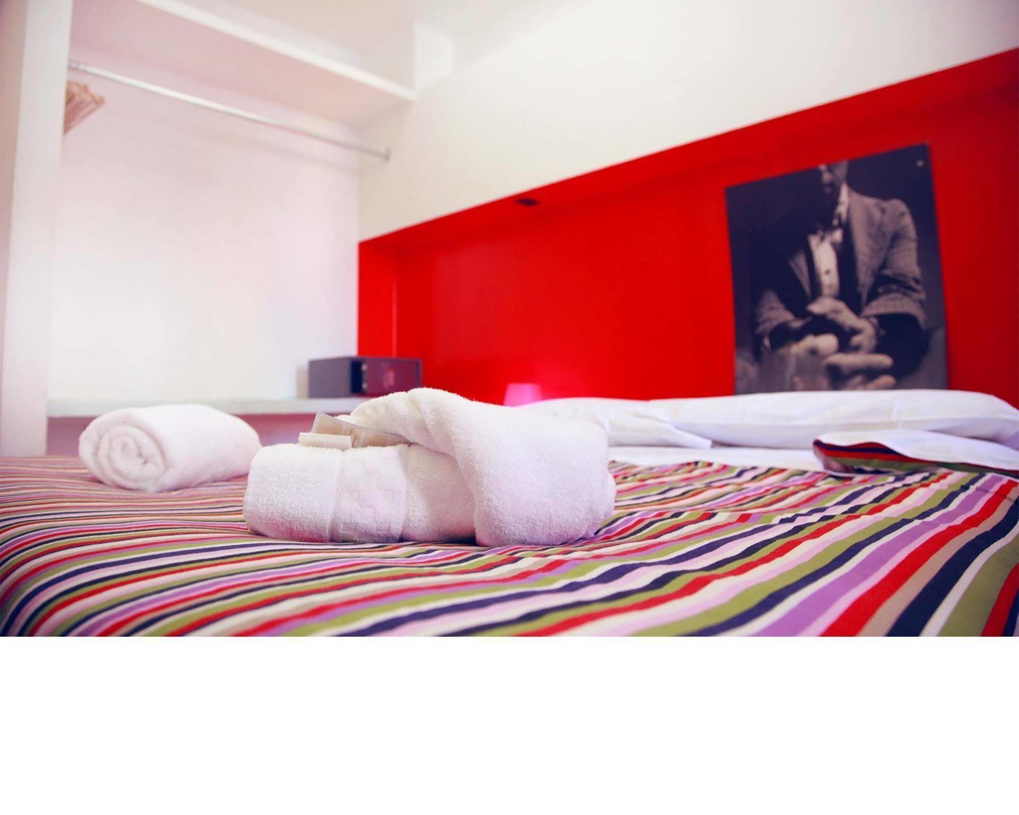 M&J Place Hostel Рим Экстерьер фото