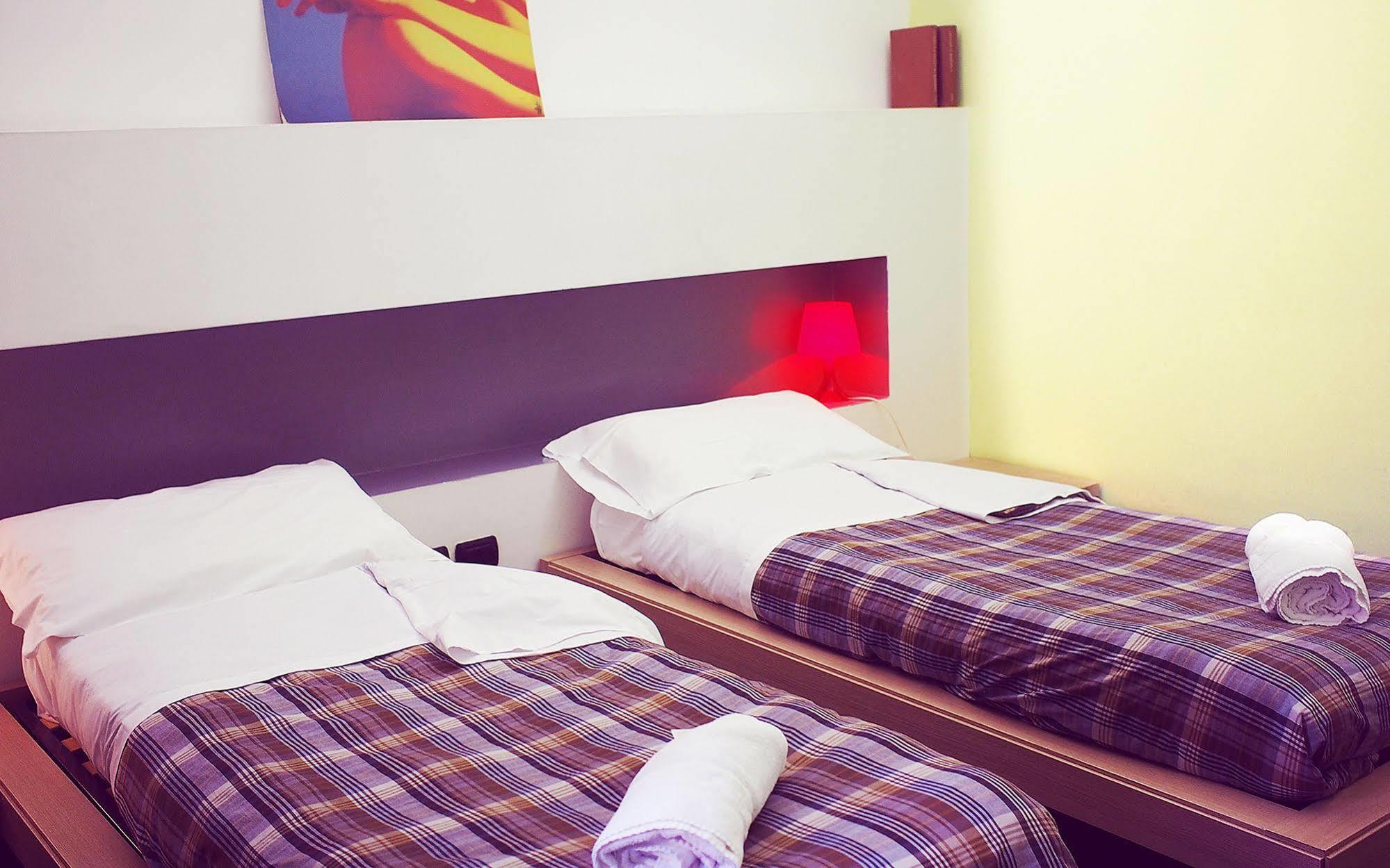 M&J Place Hostel Рим Экстерьер фото