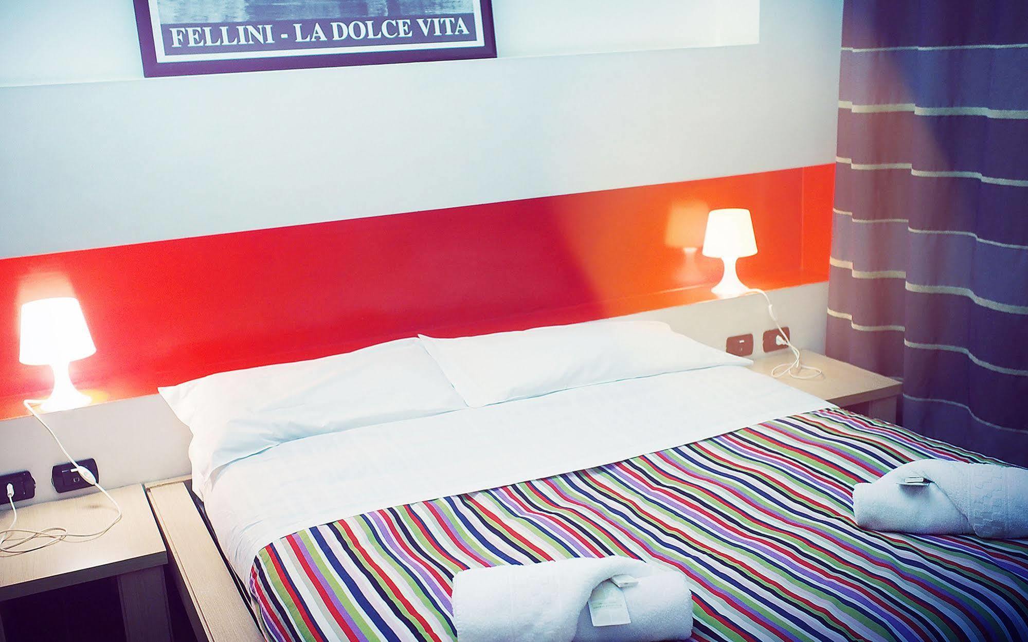 M&J Place Hostel Рим Экстерьер фото