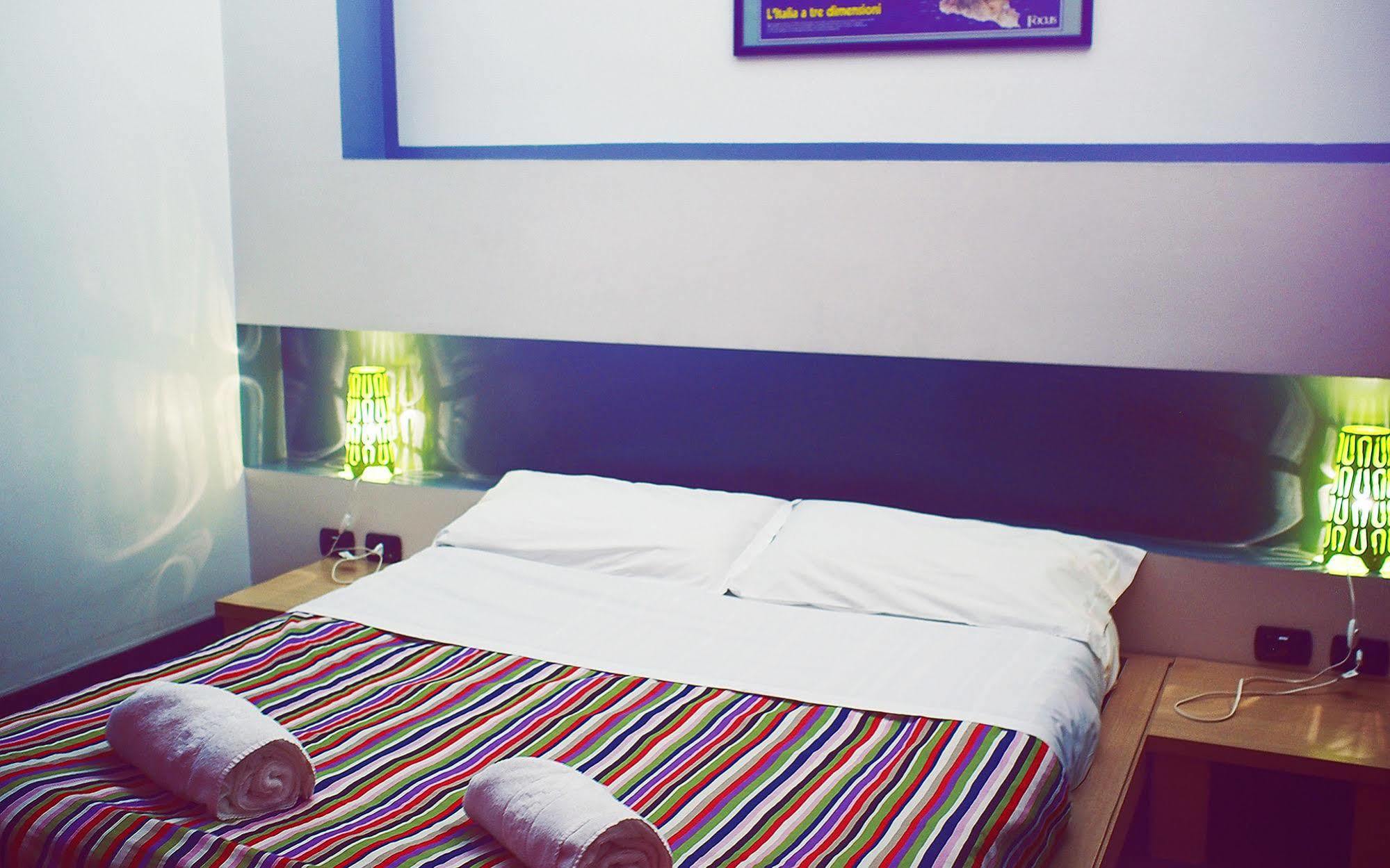 M&J Place Hostel Рим Экстерьер фото